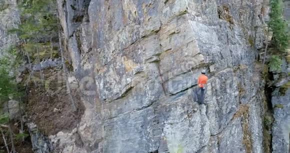 攀登岩石山4K视频的预览图