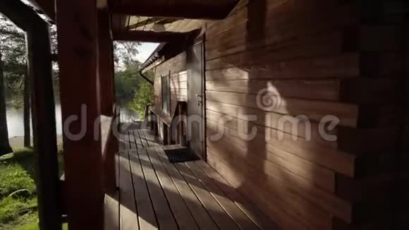 湖边或海边的木屋度假别墅视频的预览图