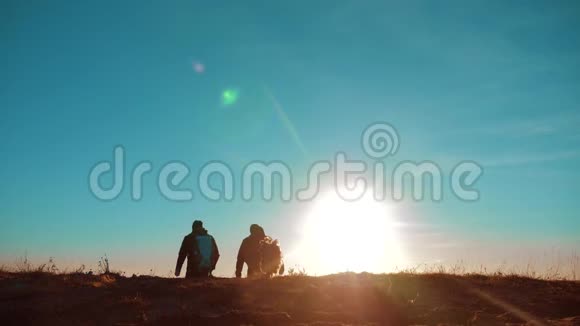 团队合作两名游客徒步旅行男人和狗带着背包在日落时散步去徒步旅行慢动作视频旅程视频的预览图