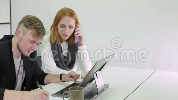 年轻的商人和在办公室工作的女人视频的预览图