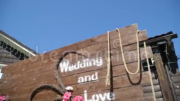 在婚礼地点摆放鲜花视频的预览图