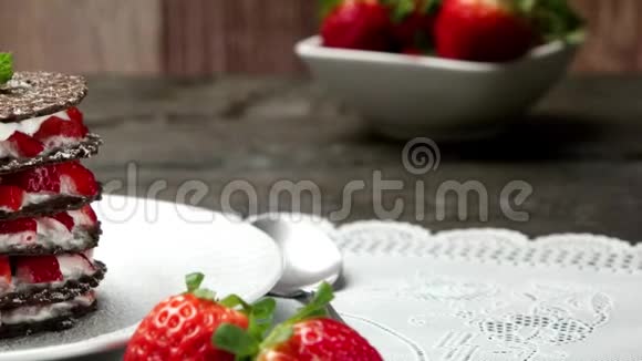 带奶油的草莓沙漠视频的预览图