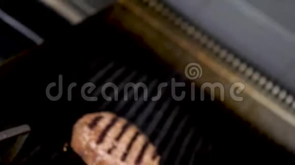 烧烤餐厅的汉堡肉视频的预览图