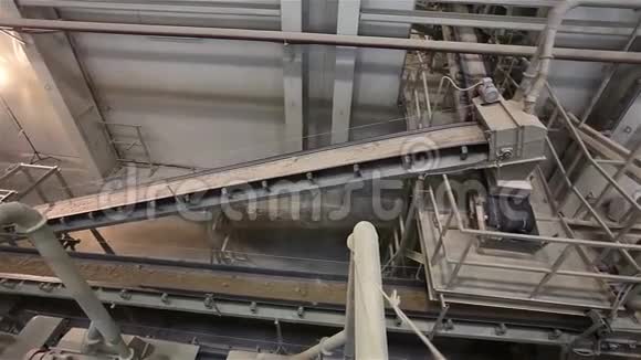 工业输送带陶瓷厂设备输送机上粘土的运输视频的预览图