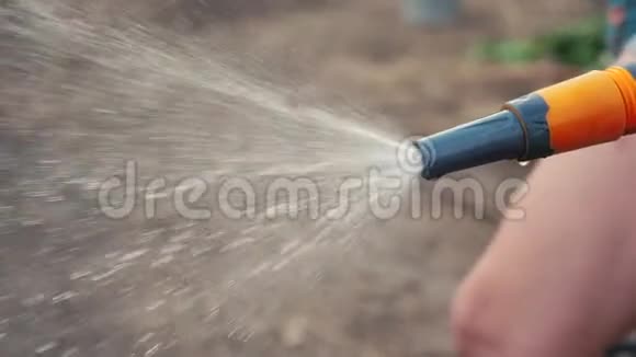 园艺园林护理理念泼水慢生活方式运动视频拿着花园水管浇水的女人视频的预览图