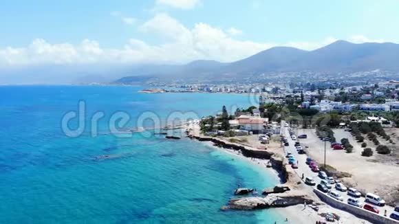 希腊克里特岛蓝色海洋和海滩的空中景色视频的预览图