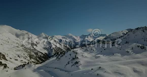 美丽的意大利阿尔卑斯山雪山景观滑雪胜地4k视频的预览图