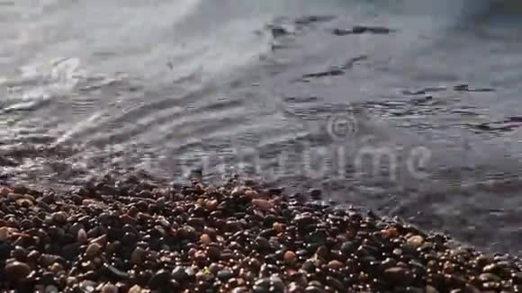 海浪在阳光明媚的日子游上岸视频的预览图
