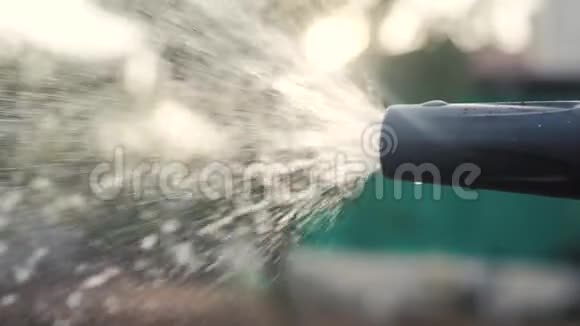 园艺园林护理理念泼水慢动作视频女人拿着花园生活方式软管浇水视频的预览图