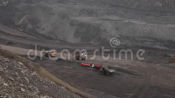 重型自卸车沿着露天矿行驶视频的预览图