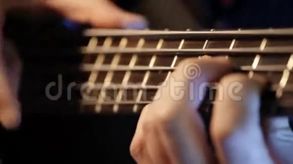 音乐家弹电低音吉他视频的预览图