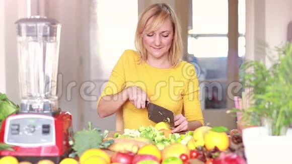 女人切柠檬视频的预览图