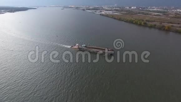 特拉华河上的驳船和拖船的空中足迹视频的预览图