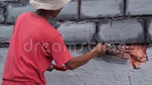 壁画画家在混凝土墙上画一幅墙像视频的预览图