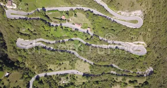 从Nembro村到Selvino的意大利山路上下无人驾驶飞机鸟瞰图视频的预览图