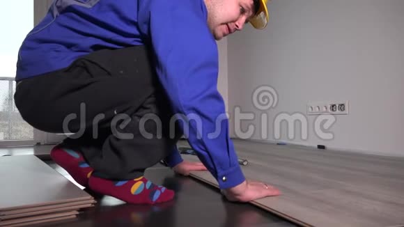 木工工人在室内安装层压板地板视频的预览图
