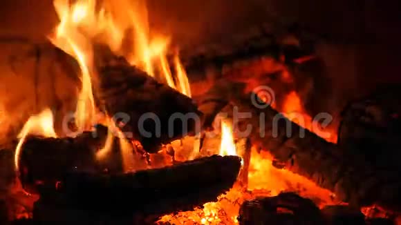 火在壁炉里燃烧视频的预览图