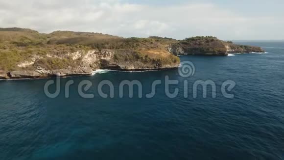 印度尼西亚巴厘NusaPenida的海景悬崖海和海浪视频的预览图