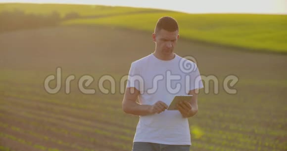 使用数字平板电脑的农民视频的预览图