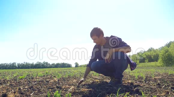 一个农民工人手里握着新鲜的土壤慢动作视频人的地面泥土保持泥土春天的象征视频的预览图