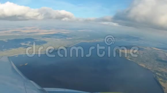 从空中透过飞机窗口观看天空从天空透过云层看到云和地球视频的预览图