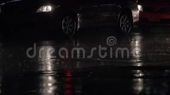 雨夜车辆通行视频的预览图