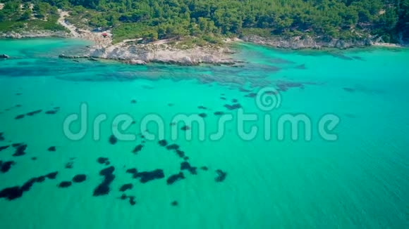 美丽的岩石海岸线顶部空中俯瞰无人机射击视频的预览图