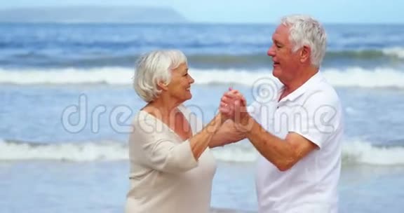 快乐的老两口在海滩上跳舞视频的预览图