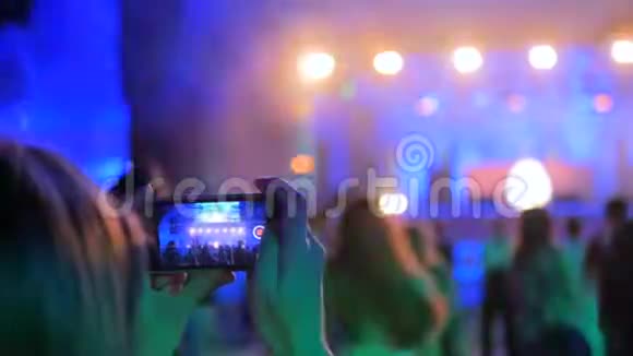 用智能手机录制现场音乐音乐会视频视频的预览图
