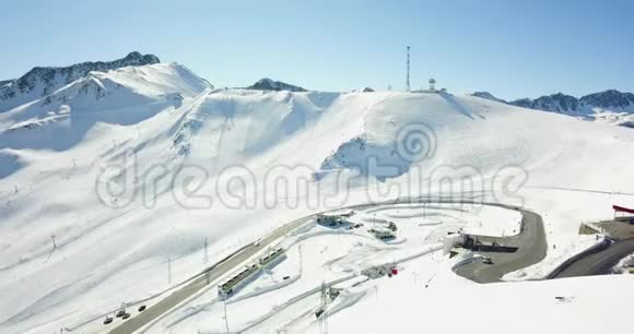 美丽的意大利阿尔卑斯山雪山景观滑雪胜地4k视频的预览图