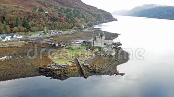 苏格兰多尼岛对历史悠久的艾琳多南城堡的鸟瞰视频的预览图