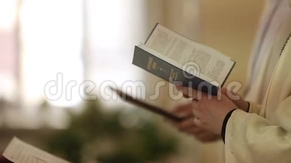 教堂的牧师带着圣经视频的预览图