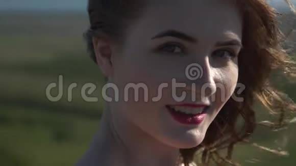 一个年轻微笑的女人的肖像视频的预览图