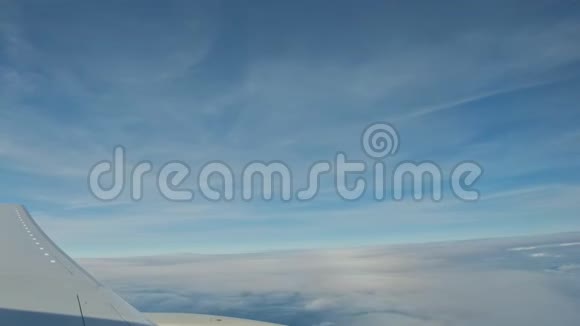 从飞机上看飞机的机翼在蓝天的云层上飞行视频的预览图