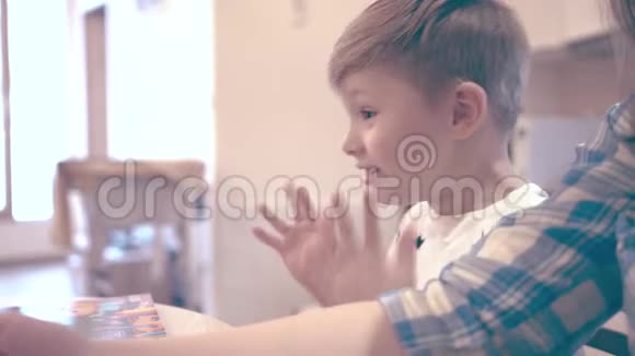 小女孩和小男孩在家庭作业中视频的预览图