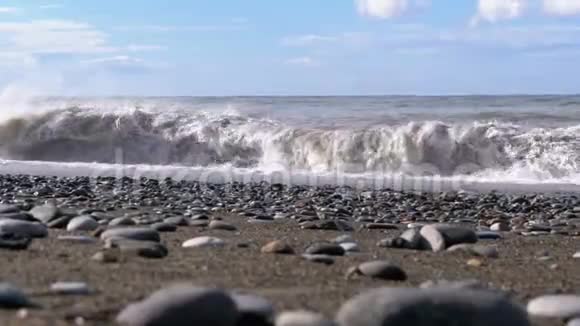 海上风暴石滩的底部景色巨大的波浪在海滩上翻滚视频的预览图