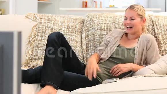 休闲的女人躺在沙发上视频的预览图