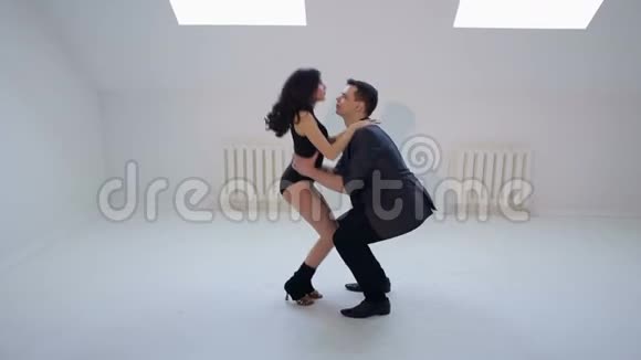 在舞厅跳巴赫塔舞的年轻夫妇视频的预览图