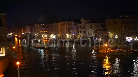 夜晚运河的景色意大利威尼斯视频的预览图