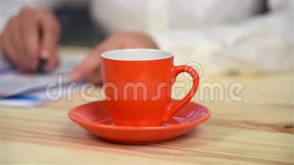 桌上有杯咖啡视频的预览图