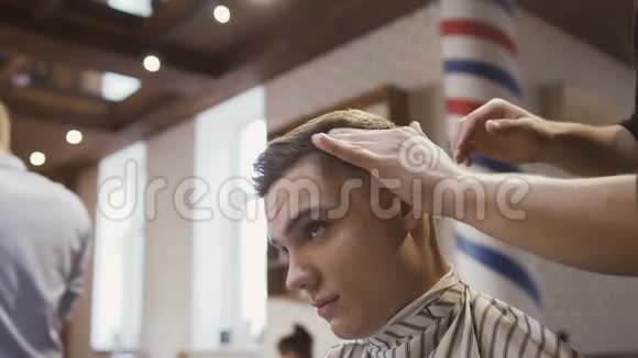 专业理发师给年轻人做发型视频的预览图