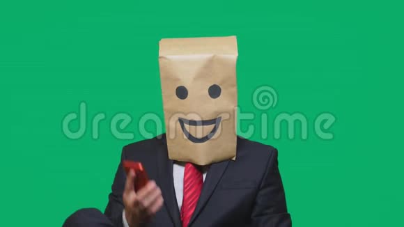 情感概念手势一个头上戴着纸袋的人脸上画着表情符号微笑快乐在牢房里说话视频的预览图