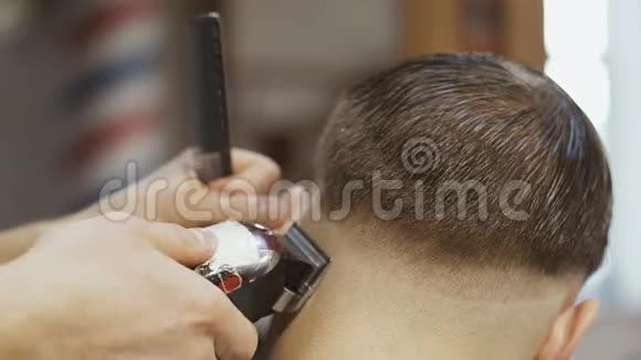 理发师用电动剃须刀理发视频的预览图