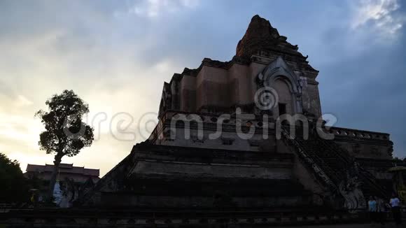 一座古老的寺庙和日落视频的预览图