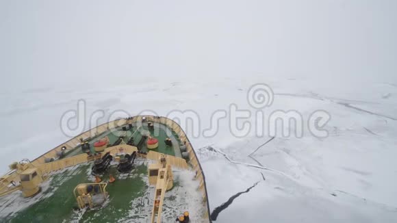 在冰上的破冰船上旅行南极洲视频的预览图