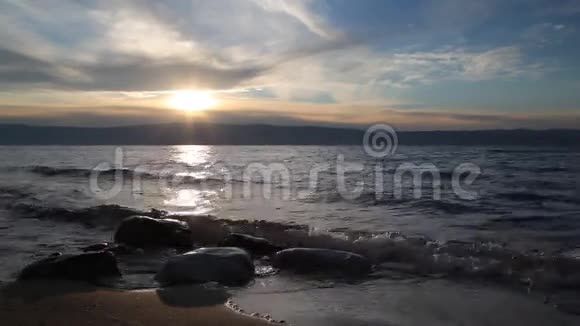 贝加尔湖夏天的日落视频的预览图