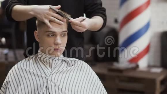 年轻的白种人在理发店视频的预览图