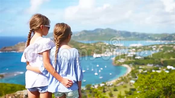 从安提瓜雪莉高地俯瞰英国海港加勒比海热带岛屿的天堂湾视频的预览图