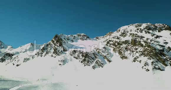 美丽的意大利阿尔卑斯山雪山景观滑雪胜地4k视频的预览图