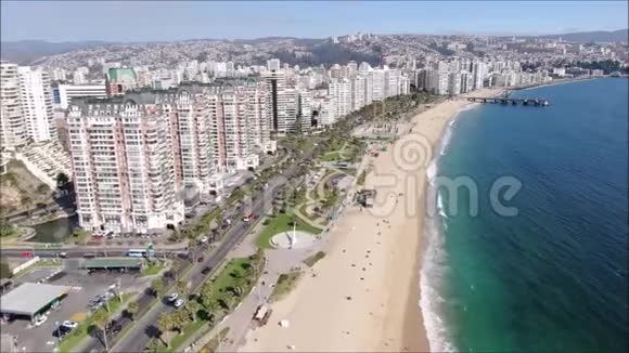 智利海滩和城市的鸟瞰图视频的预览图